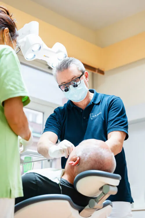 Dr. Balan während einer Behandlung